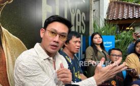 Aktor Denny Sumargo (kiri). Denny mengajak masyarakat ikut menyatukan kasus tiga santri yang membakar hidup-hidup yang diduga oleh seniornya di lingkungan pesantren Rosyidatushaulatiyyah Al Ibrahimy Lombok Tengah, Nusa Tenggara Barat. 