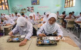 Siswa menyantap Makan Bergizi Gratis (MBG) di SMP Negeri 1 Tamansari, Kabupaten Bogor, Jawa Barat, Selasa (16/12/2025).