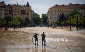 Petugas pemadam kebakaran menggunakan selang air untuk mendinginkan suhu jalan di alun-alun kota Praha, Republik Ceko, Ahad (28/6/2026). Republik Ceko dilanda gelombang panas ekstrem (heatwave) yang memecahkan rekor suhu nasional tertinggi sepanjang masa. Suhu di negara tersebut sempat menembus angka 41,9 derajat celcius. Cuaca ekstrem ini merupakan bagian dari fenomena cuaca panas yang meluas di seluruh Eropa.