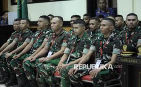 Personel TNI AD selaku terdakwa kasus penganiayaan terhadap Prada Lucky Saputra Namo menjalani sidang perdana di Pengadilan Militer III-15 Kupang, NTT.