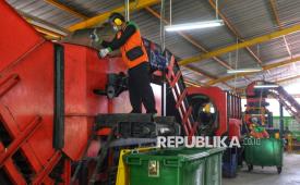 Petugas Dinas Lingkungan Hidup beraktivitas di Tempat Pengolahan Sampah Reduce, Reuse, Recycle (TPS3R) Rawasari, Jakarta, Senin (3/11/2025). TPS3R Rawasari mengolah rata-rata 12 ton sampah setiap hari yang berasal dari wilayah Kelurahan Rawasari, Cempaka Putih Timur, dan Cempaka Putih Barat. Dari total sampah yang masuk sekitar 12–15 ton per hari, sebanyak 2,5 hingga 3 ton hasil sampah cacahan dikirim ke fasilitas Refuse Derived Fuel (RDF) Rorotan untuk kemudian diolah kembali menjadi bahan bakar alternatif ramah lingkungan. Fasilitas TPS3R ini merupakan bagian dari upaya Pemerintah Provinsi DKI Jakarta untuk mengurangi volume sampah yang dibawa ke Tempat Pembuangan Akhir (TPA) Bantargebang.