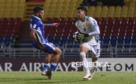 Pemain Persib Bandung Julio Cesar (kiri).
