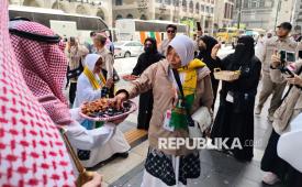Jamaah haji Indonesia disuguhi kurma setibanya di hotel Makarem Haram View Suites Madinah, Arab Saudi, Rabu (22/4/2026). Sebanyak 360 orang jamaah haji Indonesia kloter pertama Embarkasi Yogyakarta International Airport (YIA) telah tiba di Madinah. Para jamaah langsung menuju hotel. Penyambutan hangat dilakukan kepada para jamaah haji setibanya di hotel dengan memberikan welcome drink berupa air zamzam dan kurma, taburan bunga, tangkai mawar, hingga pemberian suvenir.