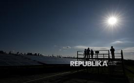 Sejumlah petugas memantau panel Pembangkit Listrik Tenaga Surya (PLTS) on grid Sengkol kapasitas 7 megawatt peak (MWp) di Sengkol, Praya, Lombok Tengah, NTB, Kamis (16/10/2025). 