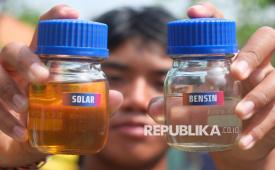 Petugas menunjukkan toples kaca mini berisi energi alternatif setara bahan bakar minyak (BBM) yang diolah menggunakan mesin pirolisis saat acara bertajuk meramu energi masa depan di Denpasar, Bali, Sabtu (13/12/2025). Kegiatan yang digelar Yayasan Get Plastic Indonesia tersebut untuk mengenalkan kepada pelajar dan masyarakat mengenai inovasi dan pengembangan teknologi pirolisis yang mampu mengubah sampah plastik bernilai rendah menjadi energi alternatif setara bahan bakar minyak (BBM) yakni solar dan bensin sekaligus upaya penanganan permasalahan sampah plastik. 