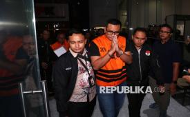 Bupati Klaten Hamenang Wajar Ismoyo berjalan mengenakan rompi tahanan usai menjalani pemeriksaan di Gedung Merah Putih KPK, Jakarta, Jumat (16/10/2026). KPK menahan Hamenang setelah operasi tangkap tangan (OTT) terkait dugaan korupsi di lingkungan Pemerintah Kabupaten Klaten, Jawa Tengah.