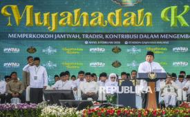Presiden Prabowo Subianto (kanan) memberikan sambutan disaksikan Menteri Sosial Saifullah Yusuf (kedua kanan) saat menghadiri Mujahadah Kubro dalam rangka hari lahir Satu Abad Nahdlatul Ulama (NU) di Stadion Gajayana, Kota Malang, Jawa Timur, Ahad (8/2/2026). Puncak peringatan Hari Lahir (Harlah) NU ke-100 atau Satu Abad Masehi tersebut mengangkat tema Memperkokoh Jamiyah, Tradisi, Kontribusi dalam Mengembangkan Peradaban. 