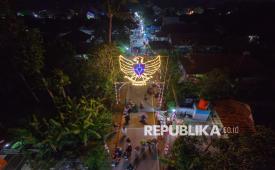 Ornamen lampu hias berbentuk lambang Garuda terpasang di Desa Kandang, Kecamatan Comal, Kabupaten Pemalang, Jawa Tengah, Sabtu (8/8/2026). Warga bersama Pemerintah Desa Kandang memasang berbagai lampu hias tematik berbentuk Garuda, Jembatan Suramadu, Tugu Monas, dan sejumlah hewan di sepanjang tiga kilometer jalan desa.