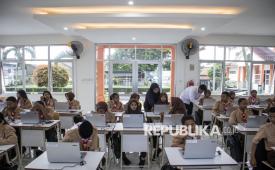 Siswa mengikuti kegiatan pembelajaran menggunakan laptop di Sekolah Rakyat Menengah Pertama (SRMP) 8 Cimahi, Kota Cimahi, Jawa Barat, Jumat (14/11/2025). 