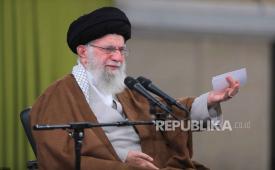 Pemimpin tertinggi Iran Ayatollah Ali Khamenei menyapa massa dalam sebuah upacara di Teheran, Iran, 1 Mei 2024.