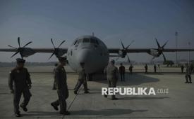 Prajurit TNI AU dari Wing Udara 1 Angkut Lanud Halim Perdanakusuma mengikuti pelepasan Satuan tugas (Satgas) Merah Putih II untuk bantuan kemanusiaan ke Gaza di Lanud Halim Perdanakusuma, Jakarta, Rabu (13/8/2025). Pemerintah Indonesia mengirimkan 66 personel Satgas Merah Putih II yang terdiri dari TNI, Kementerian dan Lembaga serta perwakilan media nasional untuk memberikan bantuan sebanyak 800 ton berupa bahan makanan, obat-obatan, logistik sesuai kebutuhan.