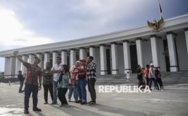 Pengunjung berswafoto di Istana Negara di Kawasan Inti Pusat Pemerintahan (KIPP) di Ibu Kota Nusantara (IKN), Penajam Paser Utara, Kalimantan Timur, Jumat (26/12/2025). 