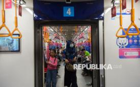 Penumpang MRT di Stasiun Bundaran HI, Jakarta Pusat, Senin (22/6/2026).