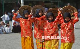 Sejumlah santri memainkan Tari Pamonte usai apel Hari Santri Nasional di Kompleks Perguruan Alkharaat Palu, Sulawesi Tengah, Rabu (22/10/2025). Hari Santri yang diperingati setiap 22 Oktober itu kali ini bertema Mengawal Indonesia Merdeka, Menuju Peradaban Dunia. 
