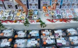Petugas Satuan Pelayanan Pemenuhan Gizi (SPPG) menata menu Makan Bergizi Gratis (MBG).  (ilustrasi)
