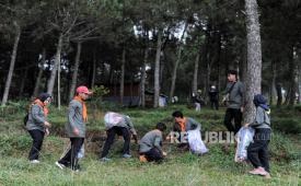 Peserta memungut sampah saat kegiatan aksi Bebersih Leuweung di Gunung Putri, Jayagiri, Lembang, Jawa Barat, Sabtu (4/8/2024). Republika menggelar kegiatan bebersih leweung  yang merupakan bagian dari program Sehati untuk Bumi yang merupakan program keberlanjutan untuk kelestarian lingkungan. 