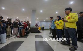 Wakil Ketua Badan Eksekutif Mahasiswa Universitas Indonesia (BEM UI), Fathimah Azzahra (tengah) bersama Ketua BEM Fakultas Hukum UI, Anandaku Dimas Rumi (kanan) dan Kuasa Hukum korban Timotius Rajagukguk (kiri) menyampaikan keterangan pers terkait kasus kekerasan seksual di gedung Pusgiwa UI, Depok, Jawa Barat, Selasa (14/4/2026). BEM Ul mengutuk keras dan tegas atas tindakan kekerasan seksual yang dilakukan oleh 16 terduga pelaku dari mahasiswa Fakultas Hukum Ul serta mendesak pihak rektor untuk segera mengeluarkan SK pemberhentian atau drop out terhadap pelaku dan mengimbau masyarakat untuk menjaga dan menghargai privasi korban.