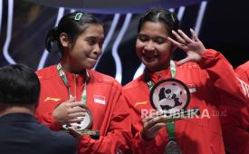 Gregoria Mariska Tunjung dari Indonesia, kiri dan Ester Nurumi Tri Wardoyo merayakan di podium usai final Piala Uber yang digelar di Chengdu di Provinsi Sichuan,  China barat daya, Ahad (5/5/2024).