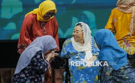 Istri Presiden keempat RI Sinta Nuriyah Abdurrahman Wahid (tengah).