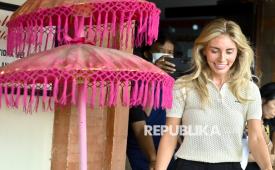 Aktris film dewasa asal Inggris Tia Emma Billinger alias Bonnie Blue berjalan menuju ruang sidang di Pengadilan Negeri Denpasar, Bali, Jumat (12/12/2025). Tia Emma Billinger bersama seorang rekannya dijatuhi hukuman pidana denda sebesar Rp200 ribu karena terbukti bersalah melanggar aturan lalu lintas dengan menggunakan kendaraan tidak sesuai dengan peruntukkannya setelah menggunakan mobil pikap bertuliskan Bonnie Blues BangBus untuk membuat konten di wilayah Bali. 