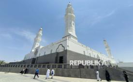 Suasana Masjid Quba di Madinah, Arab Saudi, menjelang waktu sholat Dzuhur. 