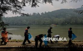 Relawan dari pecinta alam universitas mengikuti gerakan Bebersih Leuweung di Kilometer 0 Citarum, Situ Cisanti, Kabupaten Bandung, Jawa Barat, Sabtu (26/9/2026).