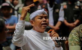 Gubernur Jawa Barat Dedi Mulyadi menyampaikan paparan saat acara Ground Talk dan Bebersih Leuweung di Kilometer 0 Citarum, Situ Cisanti, Kabupaten Bandung, Jawa Barat, Sabtu (26/9/2026).