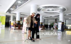 Warga didampingi anggota keluarga mendatangi mal pelayanan publik untuk melaporkan penonaktifan kepesertaannya sebagai Penerima Bantuan Iuran Jaminan Kesehatan (PBI JK) di Kota Dumai, Riau, Senin (9/2/2026). Sebanyak 19.479 penerima manfaat Program Jaminan Kesehatan Nasional (JKN) di daerah tersebut terdampak penonaktifan PBI JK setelah adanya kebijakan penyesuaian kepesertaan yang dilakukan oleh Kemensos berdasarkan SK Menteri Sosial Nomor 03/HUK/2026 dan baru 610 penerima manfaat di daerah itu yang sudah diaktifkan kembali kepesertaannya. 