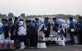 Jamaah calon haji kelompok terbang (kloter) pertama menuju pesawat di Bandara Internasional Sultan Mahmud Baddarudin (SMB) II Palembang, Sabtu (3/5/2024).