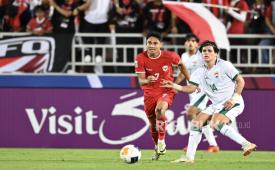 Pesepak bola Timnas Indonesia U-23 Marselino Ferdinan (kiri) melewati hadangan pesepak bola Timnas Irak U-23 Karrar Mohammed Ali (kanan) dalam pertandingan perebutan tempat ketiga Piala Asia U-23 2024 di Stadion Abdullah bin Khalifa, Doha, Qatar, Jumat (3/5/2024) dini hari. 