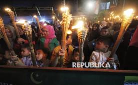 Ribuan masyarakat mengikuti Pawai 1000 Obor menyambut Tahun Baru Islam 1 Muharam 1447 H di Kelurahan Babakan Ciamis, Kecamatan Sumur Bandung, Kota Bandung, Kamis (27/6/2025). Dengan kegiatan yang diikuti pesrta dari berbagai kalangan, anak-anak hingga dewasa ini diharapkan dapat meningkatkan ukhuwwah Islamiah, mewujudkan teloransi umat dan memperkuat kebersamaan.