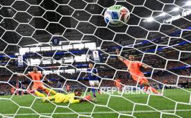 Penjaga gawang Jepang Jepang Zion Suzuki gagal menghalau tendangan pemain Belanda pada pertandingan babak penyisihan Grup F Piala Dunia FIFA 2026 di Dallas, Texas, AS, Ahad (14/6/2026) waktu setempat. Kedua kesebelasan bermain imbang 2-2. Gol Belanda dicetak Virgil vn Dijk pada menit ke-51 dan Crysencio Summerville menit ke-64. Gol balasan Jepang dicetak Keito Nakamura di menit ke-57 dan Daichi Kamada pada menit ke-89.