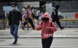 Warga beraktivitas di kawasan Sudirman, Jakarta, Selasa (29/10/2024). Menurut psikolog, rasa tidak nyaman akibat suhu panas dapat menjadi beban bagi tubuh, baik secara fisik maupun psikis.
