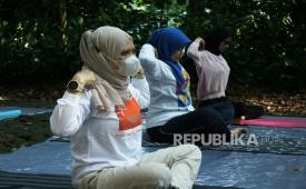 Sejumlah penyandang lupus (odapus) dan Low Vision bersama relawan yang tergabung dalam Syamsi Dhuha Foundation (SDF) melakukan olah tubuh yoga usai Morning Walk atau jalan pagi di Taman Hutan Raya (Tahura) Ir H Djuanda, Kabupaten Bandung, Rabu (5/7/2023). Kegiatan bertajuk Refresh our Body, Mind and Soul ini sebagai salah satu terapi bagi para penyandang autoimun dan gangguan penglihatan untuk menjaga kebugaran dan tetap semangat dalam beraktivitas.