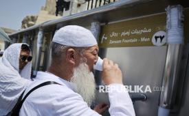 Seorang haji meminum air Zamzam di salah satu titik layanan di Masjidil Haram, Makkah, Arab Saudi, Ahad (15/6/2025). Proyek Raja Abdullah bin Abdulaziz untuk Distribusi Air Zamzam (The King Abdullah bin Abdulaziz Project for Zamzam Water Distribution) tersebut mampu memasok lebih dari 1,25 juta liter air Zamzam ke Masjidil Haram setiap hari. 