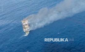 Kepulan asap tebal terlihat dari kapal feri KMP Putri Yasmin yang terbakar di perairan lepas Pulau Lombok, Provinsi Nusa Tenggara Barat, Indonesia, Rabu (12/8/2026). Kapal feri penumpang KMP Putri Yasmin yang sedang dalam perjalanan dari Padangbai, Pulau Bali, menuju Lembar, Pulau Lombok, mengalami kebakaran di perairan lepas Pulau Lombok.