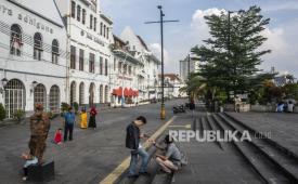 Pengunjung beraktivitas di kawasan Kota Tua, Jakarta, Ahad (17/5/2020). Menteri Pariwisata dan Ekonomi Kreatif Wishnutama Kusubandio mengajak industri pariwisata untuk menerapkan protokol kesehatan yang diterapkan secara ketat untuk menghadapi kehidupan normal yang baru (New Normal) di mana masyarakat harus hidup berdampingan dengan COVID-19