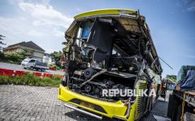 Kondisi bangkai bus PO Cahaya Trans bernomor polisi B 7201 IV pascakecelakaan terparkir di kawasan Gerbang Tol Muktiharjo, Semarang, Jawa Tengah, Senin (22/12/2025). Berdasarkan data posko gabungan Natal 2025 dan Tahun Baru 2026 mencatat 16 penumpang meninggal dunia dan 18 penumpang lainnya mengalami luka-luka imbas kecelakaan tunggal bus PO Cahaya Trans rute Jatiasih–Yogyakarta tersebut pada Senin (22/12) dini hari. 