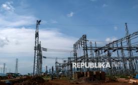 Pekerja menyelesaikan pembangunan Gardu Induk Tegangan Ekstra Tinggi (GITET) 500 Kv di Kalipuro, Banyuwangi, Jawa Timur, Kamis (19/6/2025). Proyek yang dibangun di atas lahan seluas 14,7 hektar aset dari PT Perkebunan Nusantara tersebut merupakan bagian dari pembangunan jaringan Jawa-Bali Connection oleh PLN (persero) UIP JBTB yang masuk dalam Proyek Strategis Nasional sebagai upaya memperkuat sistem kelistrikan Jawa-Bali. 