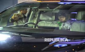 Pengunjung mencoba mobil listrik di salah satu stan pada ajang Periklindo Electric Vehicle Show (PEVS) 2025 di JIExpo Kemayoran, Jakarta, Selasa (29/4/2025). 