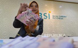 Petugas menghitung uang rupiah di Kantor Cabang BSI KC Mayestik, Jakarta.