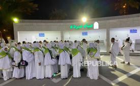 Jamaah Indonesia mengambil miqat di Masjid Aisyah Makkah untuk melakukan ibadah umroh sunah, Rabu (22/5/2024). 