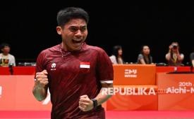 Pebulu tangkis tunggal putra Indonesia Moh. Zaki Ubaidillah bereaksi usai mengalahkan pebulu tangkis tunggal putra China Weng Hongyang pada final beregu Asian Games Aichi Nagoya 2026 di Ichinomiya City Municipal Gymnasium, Nagoya, Aichi, Jepang, Kamis (24/9/2026). Ubaidillah menang 2 gim langsung dengan skor 23-21, 21-13 sekaligus memastikan Indonesia meraih medali emas setelah unggul 3-2 dari keseluruhan lima pertandingan. 
