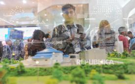 Pengunjung mengamati salah satu maket yang dipamerkan dalam Konvensi dan Pameran Panas Bumi Internasional Indonesia (IIGCE) Ke-10 di Jakarta Convention Center, Jakarta, Rabu (18/9/2024). Kegiatan yang diikuti oleh berbagai perusahaan dalam dan luar negeri di sektor geothermal tersebut bertujuan untuk pemanfaatan energi baru dan terbarukan serta menjalankan komitmen Indonesia dalam membangun ekonomi hijau, mengembangkan industri hijau dan transisi ke energi hijau.