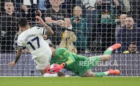 Momen tabrakan bek Tottenham Cristian Romero dengan kiper Manchester City Ederson dalam pertandingan Liga Primer Inggris. Ederson menderita cedera dan harus absen pada dua laga terakhir City musim ini