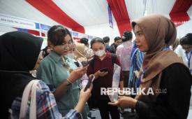 Para pencari kerja memadati acara Job Fair 2025 di Halaman Gedung Kemnaker, Jakarta, Kamis (22/5/2025).
