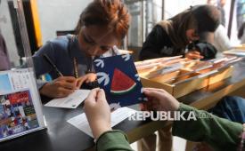 Pengunjung menulis pesan dukungan untuk Palestina pada kartu pos saat acara Stand with Palestine di M Bloc Space, Jakarta, Ahad (21/6/2026). Acara yang menghadirkan diskusi, pertunjukan komedi, seni, dan musik tersebut digelar sebagai bentuk solidaritas sekaligus menyuarakan dukungan terhadap Palestina.Selain itu, seluruh pendapatan dari penjualan tiket merupakan bentuk donasi yang sepenuhnya akan disumbangkan untuk perjuangan Palestina sampai merdeka.