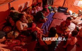 Pengungsi korban fenomena gerakan tanah (soil creep) berada di tenda darurat, Kelurahan Jangli, Kecamatan Tembalang, Kota Semarang, Jawa Tengah, Selasa (24/2/2026). Menurut BPBD Kota Semarang, peristiwa yang terjadi sejak Kamis (5/2) tersebut dipicu intensitas hujan tinggi yang meningkatkan kejenuhan tanah berkarakter lempung sehingga terjadi pergerakan tanah secara perlahan (creeping) yang mengakibatkan sekitar 15 rumah rusak berat hingga roboh serta memaksa 22 kepala keluarga atau sekitar 60 jiwa mengungsi ke tenda darurat. 