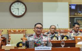Calon Kepala Kepolisian Negara Republik Indonesia (Kapolri) Komisaris Jenderal Polisi Suyudi Ario Seto (kiri) mengikuti uji kelayakan dan kepatutan di Komisi III DPR, Kompleks Parlemen, Senayan, Jakarta, Kamis (1/10/2026). Komisi III DPR menggelar uji kelayakan dan kepatutan terhadap Komisaris Jenderal Polisi Suyudi Ario Seto sebagai calon Kepala Kepolisian Negara Republik Indonesia menggantikan Jenderal Polisi Listyo Sigit Prabowo.
