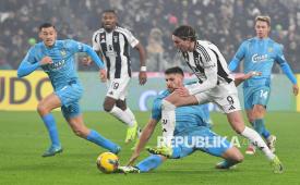 Pemain Juventus Dusan Vlahovic berusaha melewati kawalan pemain Venezia Marin Sverko dan Jay Idzes saat pertandingan sepak bola Serie A Italia di Stadion Allianz di Turin, Italia, Sabtu (14/12/2024) waktu setempat. Juventus bermain imbang 2-2 dengan Venezia. Gol Juventus dicetak Federico Gatti pada menit ke-19 dan Dusan Vlahovic lewat titik penalti di menit 95. Sedangkan gol Venezia dicetak Mikael Egill Ellertsson di menit 61 dan Jay Idzes di menit ke-83.